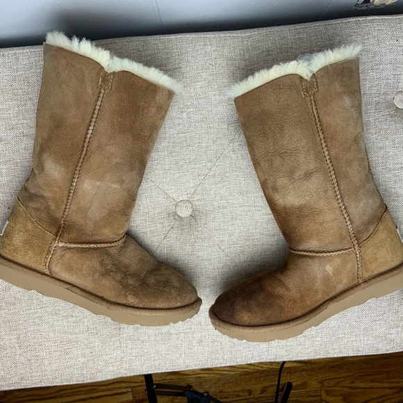 UGG Girls' Bailey Button Triplet II Boots - Picture 2 of 15